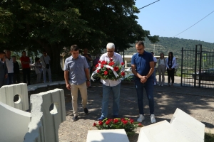 POLOŽENO CVIJEĆE NA SPOMENIK U PEČURICAMA