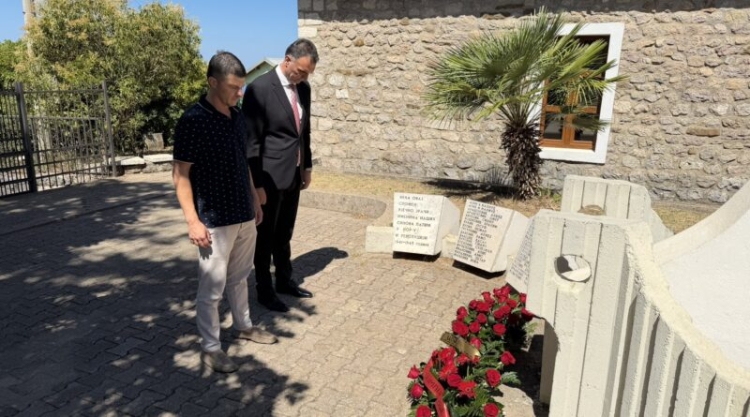 Položeni vijenci na spomenik palim borcima u Pečuricama