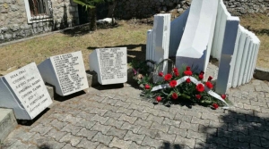 Delegacija Savjeta Muslimana položila cvijeće na spomenik u Pečuricama
