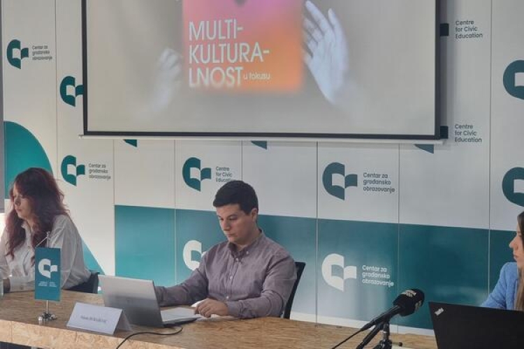 Građani smatraju da su Srbi najprivilegovaniji, pad u povjerenju Vladi